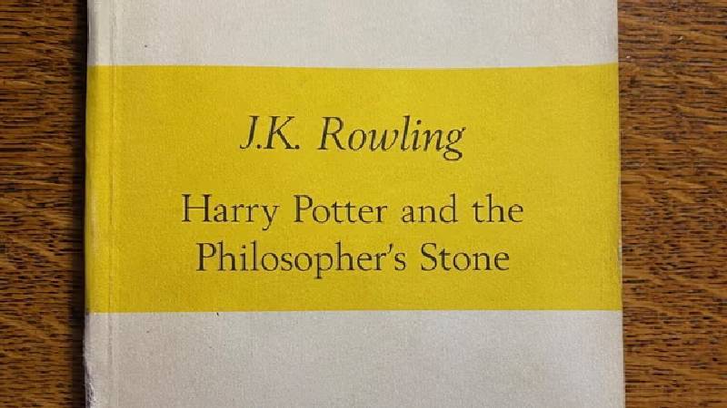 JK Rowling'in İlk Harry Potter Kitabı 11 Bin Sterline Alıcı Buldu