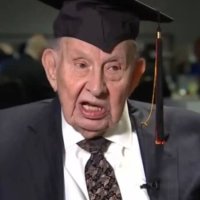100 Yaşındaki İkinci Dünya Savaşı Gazisi Üniversite Diplomasını 60 Yıl Sonra Aldı