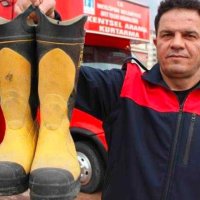 Enkazdan Çıkardığı Vatandaşa Botlarını Veren İtfaiye Eri Hayatını Kaybetti