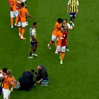 Galatasaray-Fenerbahçe Maçında İlginç An! Önce Kavga Ettiler Sonra Gülüşüp Barıştılar