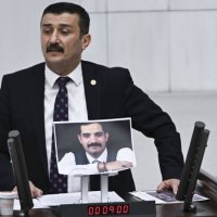 İYİ Partili Türkoğlu, Meclis kürsüsüne Sinan Ateş'in fotoğrafını taşıdı