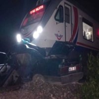 Malatya'da Hemzemin Geçitte Tren Kazası: 17 Yaşındaki Şoför Hayatını Kaybetti