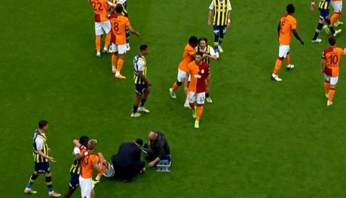 Galatasaray-Fenerbahçe Maçında İlginç An! Önce Kavga Ettiler Sonra Gülüşüp Barıştılar