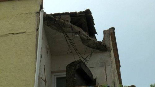 Kartal’da 4 Katlı Binanın Çatısı Çöktü; Bina Tahliye Edildi